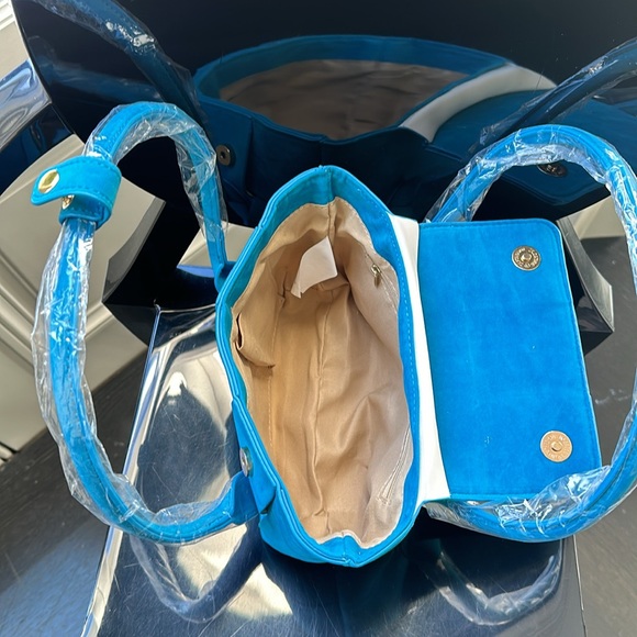 Just gorgeous 9X6 inches hand bag . - Picture 3 of 7